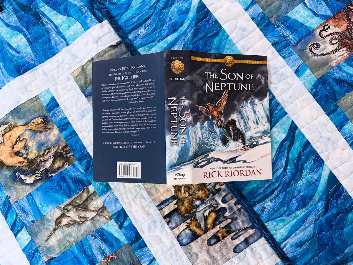 VGDesigns's tweet image. When it is chilly, nothing is better than an arctic book and matching quilt! 💙📖 

It may look cool, but this Arctic Animal quilt will keep you warm this winter. Available in our Etsy shop at VictoriaGDesigns or victoriagleasuredesigns.com