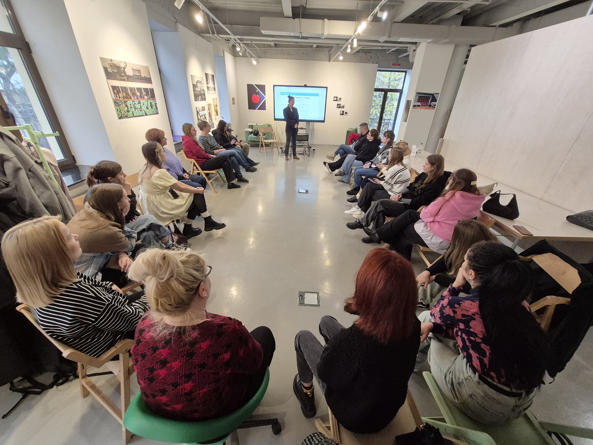 FondHirondelle's tweet photo. 📍 Dans le cadre du projet de la Fondation Hirondelle et @irmiukraine en #Ukraine, près de 40 journalistes de différentes régions du pays ont participé à une #formation sur la sécurité et la santé mentale à Kiev, en partenariat avec la @2402foundation.
#MediaDev #LocalJournalism https://t.co/y7aRecH4C7