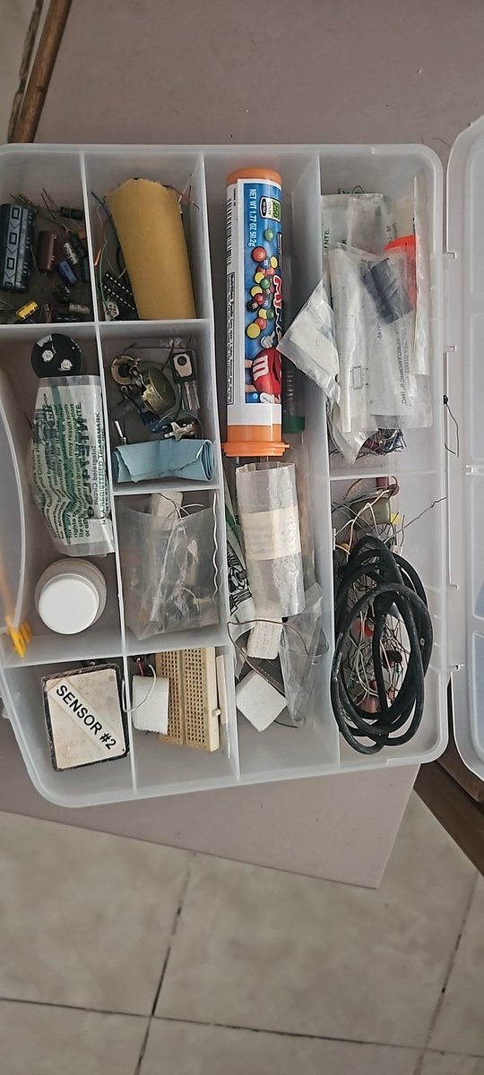 Regalo todo esto, a alguien que esté estudiando electrónica o biomédica. Hay de todo para principiantes.

Avisen! 
Gratis! GRATIS