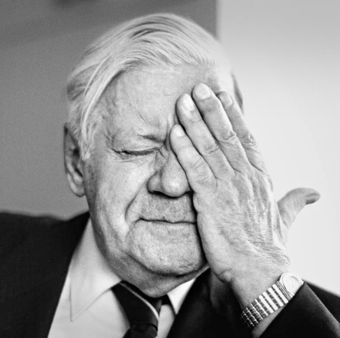Heute vor zehn Jahren ist Helmut Schmidt gestorben.

Der Mann unter dem Adler im Schwarzweiß-Fernsehen, als ich begann zu verstehen, was ein Bundeskanzler ist.

Zwanzig Jahre später der Ehrfurchteinflößer in den Freitagskonferenzen der ZEIT. Gefürchtetste Frage mit dem Finger auf