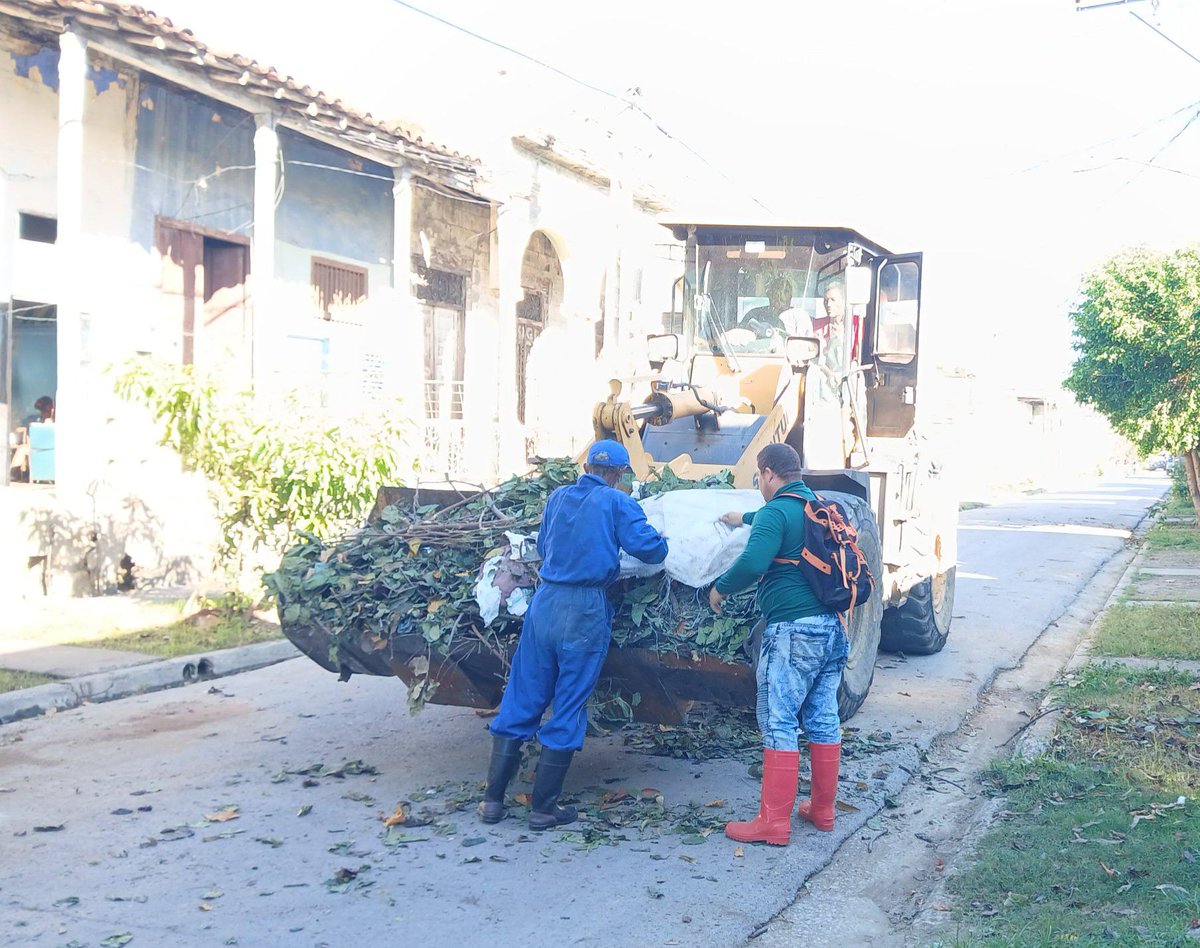 Continúan las brigadas de #CulturaGuantánamo laborando en la higienización y saneamiento de la ciudad desde el Consejo Popular Centro, con la participación de trabajadores de los colectivos del sistema institucional de este gremio. #JuntosPodemosMás.