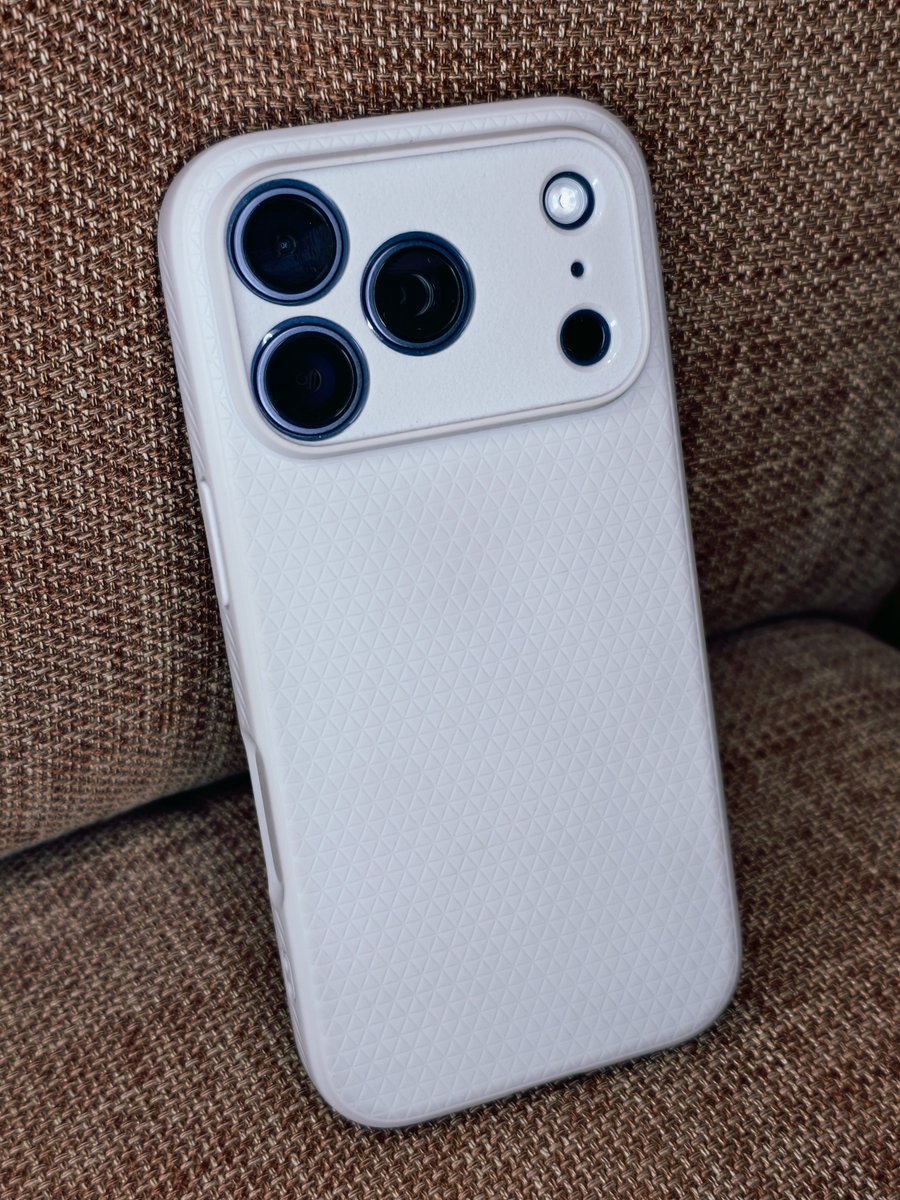 TechTurbanator's tweet image. Using Spigen Air Liquid Case with my iPhone 17 Pro. @spigen

▶️ Side Grip is good.
▶️ Like rhe textured Back.
▶️ Different Colours including Black available 
 ▶️ Protects the Camera Lenses

❌ Back could have more grippy.

Check it out here -
Link - amzn.to/47w3DXA