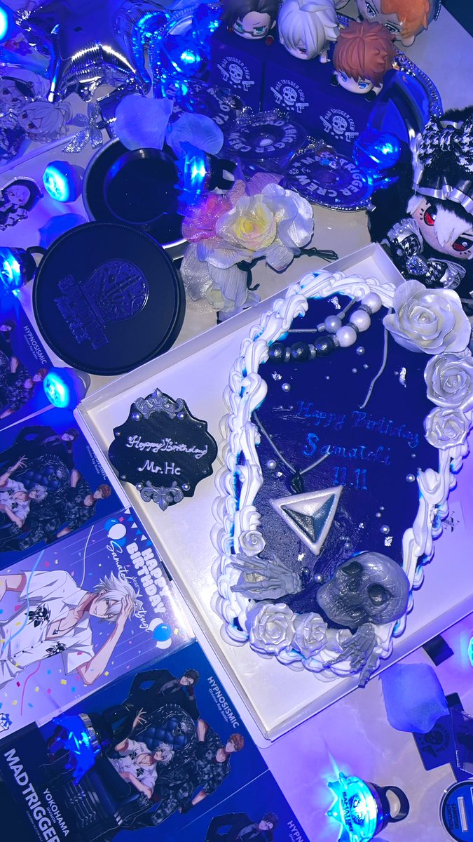 warutaro_'s tweet photo. お友達とケーキオーダーしてお祝い🥂💙💙
左馬刻様お誕生日おめでとう御座います✨ https://t.co/a47DpulYjw