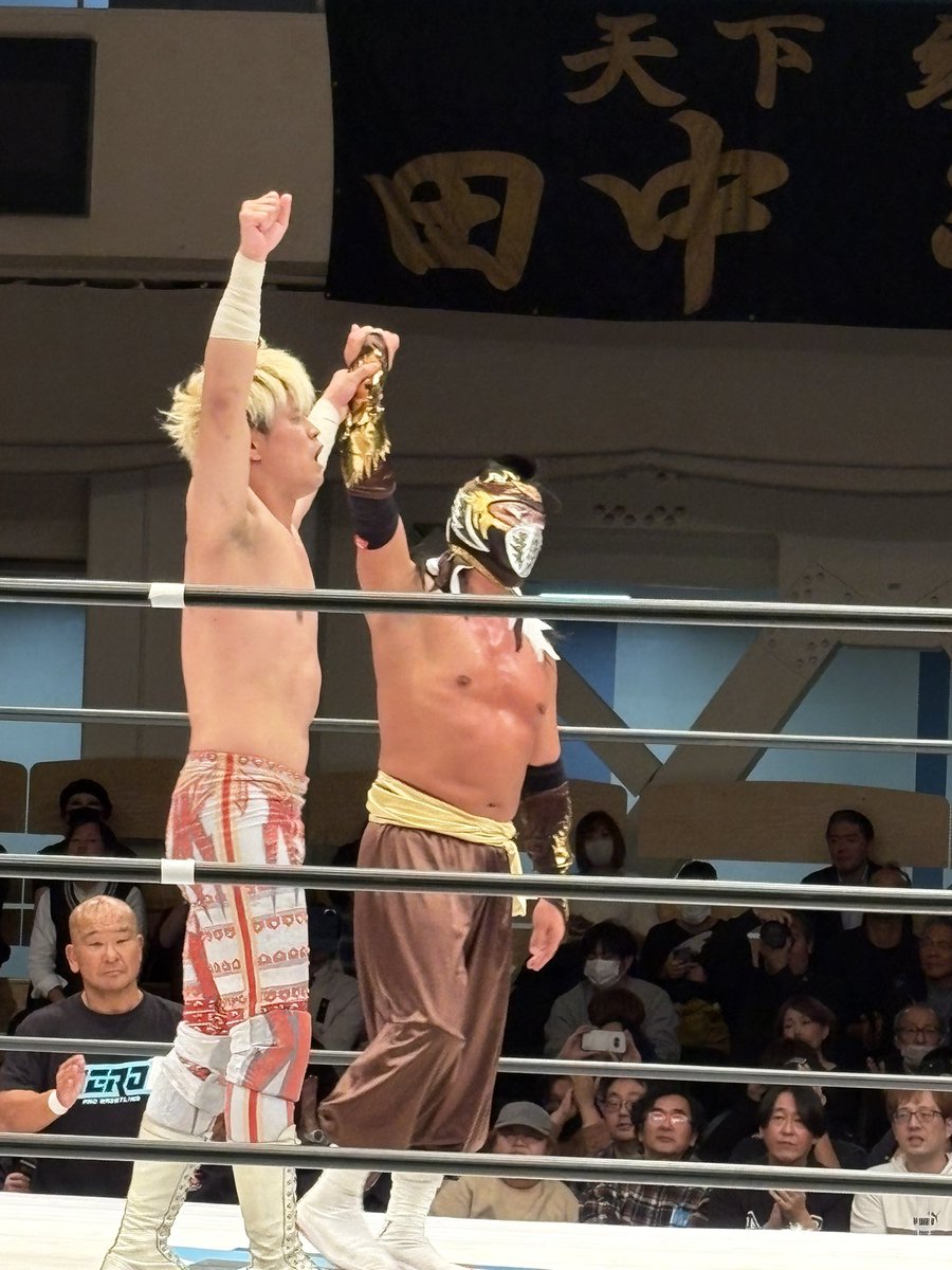 pwnotsudoi's tweet image. メインのハヤブサ選手vs清宮選手。２人の凄まじい身体能力と強さが際立ったけど、根底にある「その場にいるファンを魅了するスター性」がとにかく凄くて、それは生まれ持った才能で素晴らしい！ハヤブサ選手もハヤブサになるべくしてなったのは間違いなく、それが完璧に適任なんだよね！
 #pwzero1