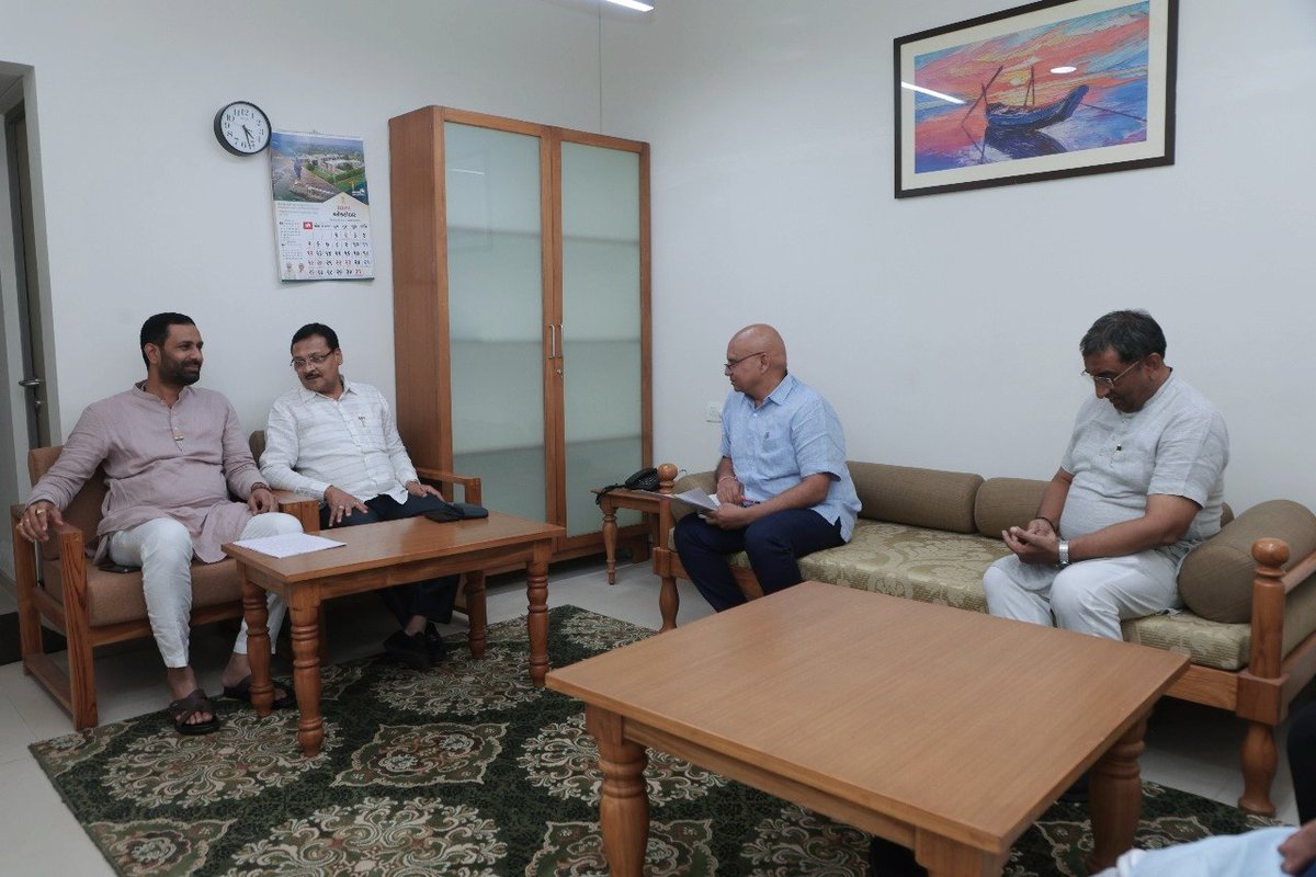 💧 “જળ છે તો જીવન છે – સુજળ ગુજરાત માટે સતત કાર્યરત.”

આજરોજ સ્વર્ણિમ સંકુલ–૨, ગાંધીનગર ખાતે રાજ્ય સરકારના માન. સાથી મંત્રીશ્રી <a href="/arjunmodhwadia/">Arjun Modhwadia</a>, સાથી મંત્રીશ્રી <a href="/ikaushikvekaria/">Kaushik Vekariya</a> તથા રાજ્યસભાના માન. સાંસદશ્રી <a href="/MayankNayakBJP/">Mayank Nayak</a> એ સૌજન્ય મુલાકાત કરી.