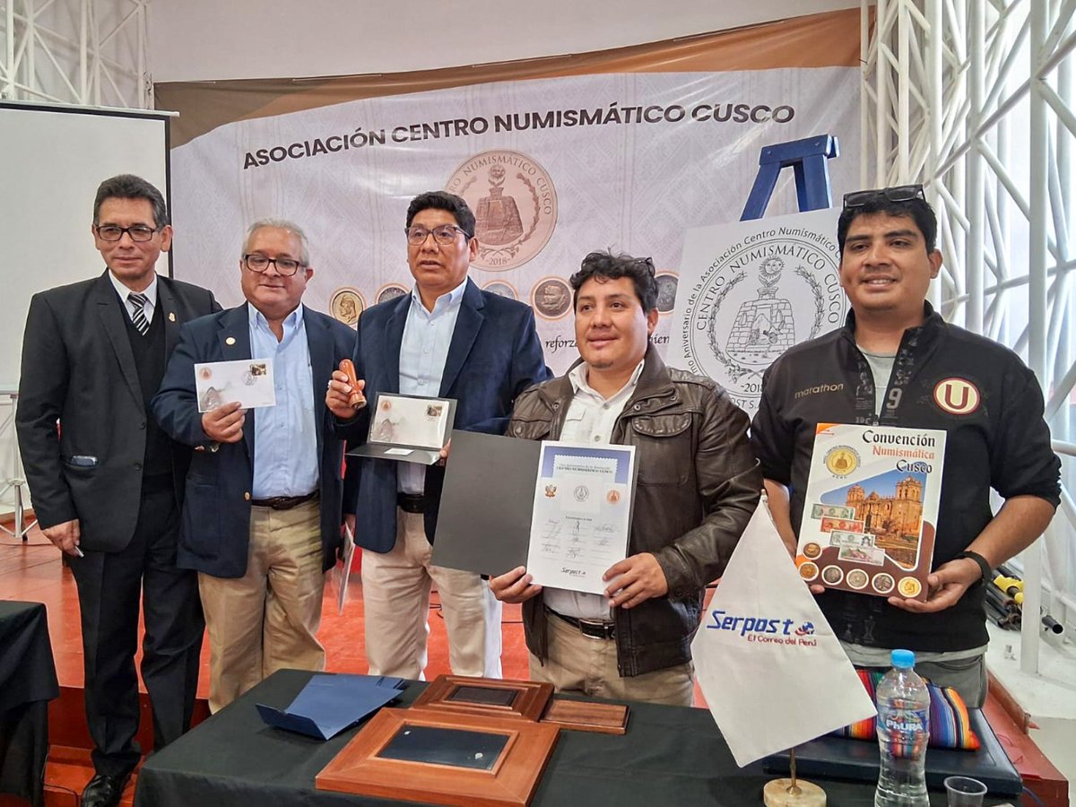 📢 #NoticiasSerpost | El pasado jueves 6 de noviembre se realizó en Cusco la ceremonia de matasellado conmemorativo por el 7.º aniversario de la Asociación Centro Numismático del Cusco, destacando su importante labor en la preservación de la historia y el patrimonio cultural a