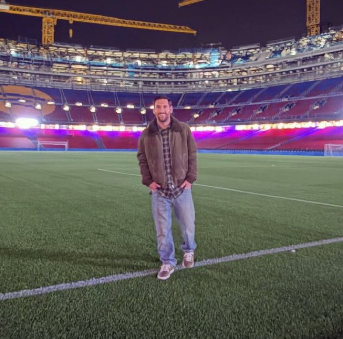 صورة صنعت يومي ❤️💙 
ميسي في الكامب نو الجديد يا بشرررر !!!! 
ويتمنى انه يرجع كلاعب يارب ليش لا.

بس لازم تعرفون ان فيه رئيس و إداريين في برشلونة بسبب هذي الصورة تنرفزوا الحين ولا يبون ميسي ولا شوفته لاكن الدنيا دوّارة يا لابورتا ولا شي مستحيل.