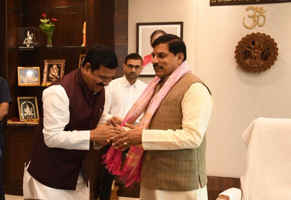 ChawdaJaypal's tweet photo. आज भोपाल में भारतीय जनता पार्टी किसान मोर्चा प्रदेश अध्यक्ष का दायित्व मिलने के पश्चात मध्यप्रदेश के यशस्वी मुख्यमंत्री आदरणीय श्री @DrMohanYadav51 जी से भेंट कर उनका आशीर्वाद एवं मार्गदर्शन प्राप्त किया!

किसान कल्याण के लिए सदैव समर्पित माननीय मुख्यमंत्री जी का अपार स्नेह,आशीर्वाद, प्रेरणा और कुशल नेतृत्व हम सभी कार्यकर्ताओं के लिए ऊर्जा का स्रोत है।

आपके मार्गदर्शन में भाजपा किसान मोर्चा मध्यप्रदेश किसान बंधुओं कि उन्नति और समृद्धि लिए केंद्र और प्रदेश सरकार की किसान हितैषी नीतियों एवं निर्णयों को हर किसान परिवारों तक पहुँचाने का प्रयत्न संगठन के माध्यम करेंगे।
@BJP4India @BJP4MP @bjpkm4kisan