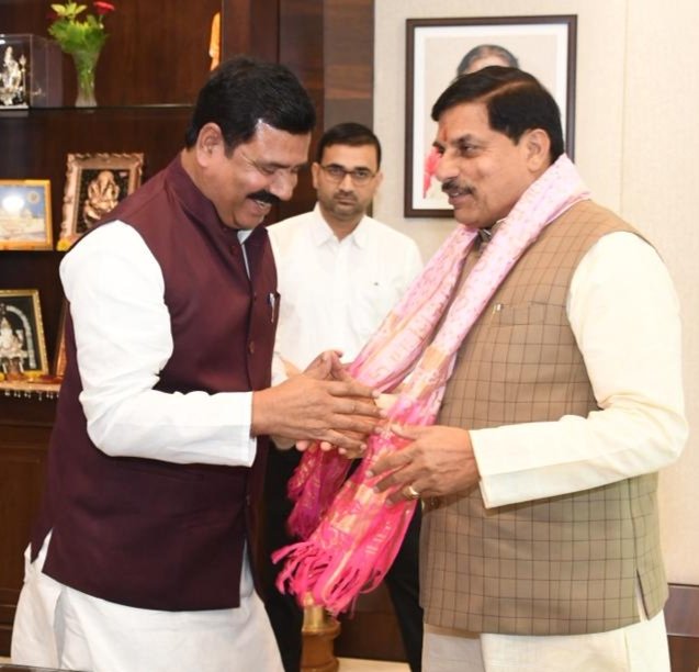ChawdaJaypal's tweet photo. आज भोपाल में भारतीय जनता पार्टी किसान मोर्चा प्रदेश अध्यक्ष का दायित्व मिलने के पश्चात मध्यप्रदेश के यशस्वी मुख्यमंत्री आदरणीय श्री @DrMohanYadav51 जी से भेंट कर उनका आशीर्वाद एवं मार्गदर्शन प्राप्त किया!

किसान कल्याण के लिए सदैव समर्पित माननीय मुख्यमंत्री जी का अपार स्नेह,आशीर्वाद, प्रेरणा और कुशल नेतृत्व हम सभी कार्यकर्ताओं के लिए ऊर्जा का स्रोत है।

आपके मार्गदर्शन में भाजपा किसान मोर्चा मध्यप्रदेश किसान बंधुओं कि उन्नति और समृद्धि लिए केंद्र और प्रदेश सरकार की किसान हितैषी नीतियों एवं निर्णयों को हर किसान परिवारों तक पहुँचाने का प्रयत्न संगठन के माध्यम करेंगे।
@BJP4India @BJP4MP @bjpkm4kisan