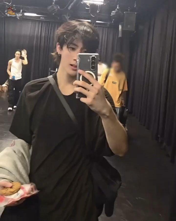 💛
A, 2004.

Sedang sibuk mengurus cafe yang baru aja buka, calon kawan apa kesibukannya? (Sedang mencari rupa kawan satu grupnya juga untuk menjalin relasi)