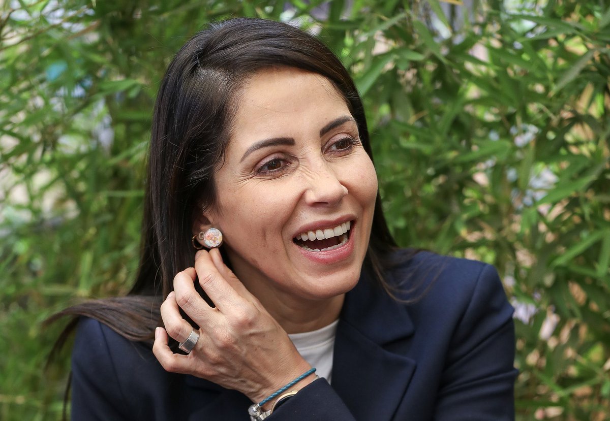 VOTACIÓN: 
Por quien votarías para asambleísta constituyente por, Diana Salazar ADN  (Me Gusta) o por Luisa Gonzales RC5 (RT)
Los Leo …