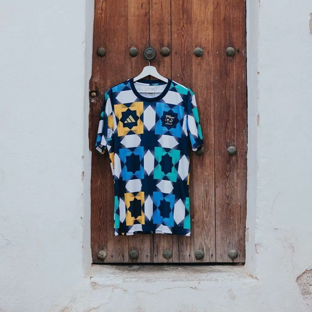 Garga48's tweet photo. @CarBarZin Le maillot Puma du Maroc de 2020 avec le motif Zellij sur les epaules. 2 ans avant qu'Adidas sorte celui de l'Algérie en 2022. Change pas la chronologie. https://t.co/RfLK8bfgt5