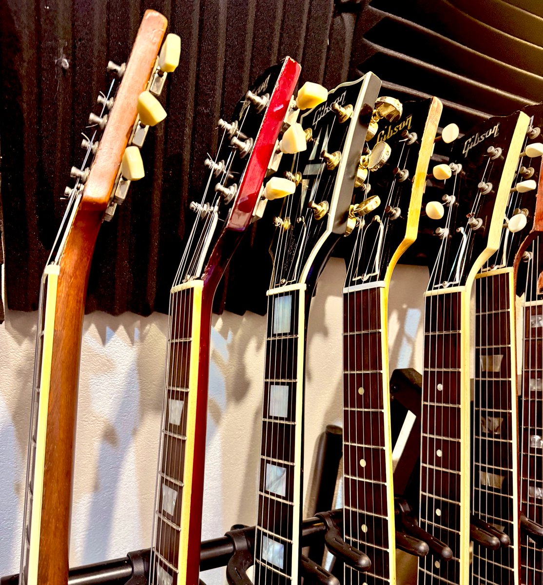 Ryunosuke_rock's tweet photo. 日々 レコーディングです🥂

こう見ると、GIBSON増えたなあ https://t.co/BbMlzef2Hd
