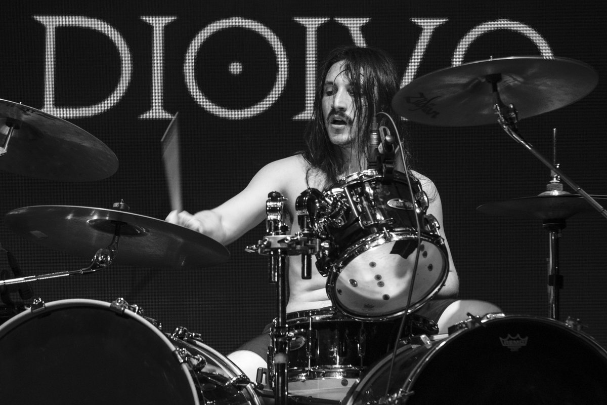 Hai dous anos colliamos o avión para tocar no Extreme Division Mallorca, festivalazo que acaba de celebrar a súa VI edición, con parada primeiro no Entre Darts Rock de Madrid ❤️‍🔥 Foi unha das nosas mellores experiencias como banda. Mil grazas a @BravoRock polas fotos!