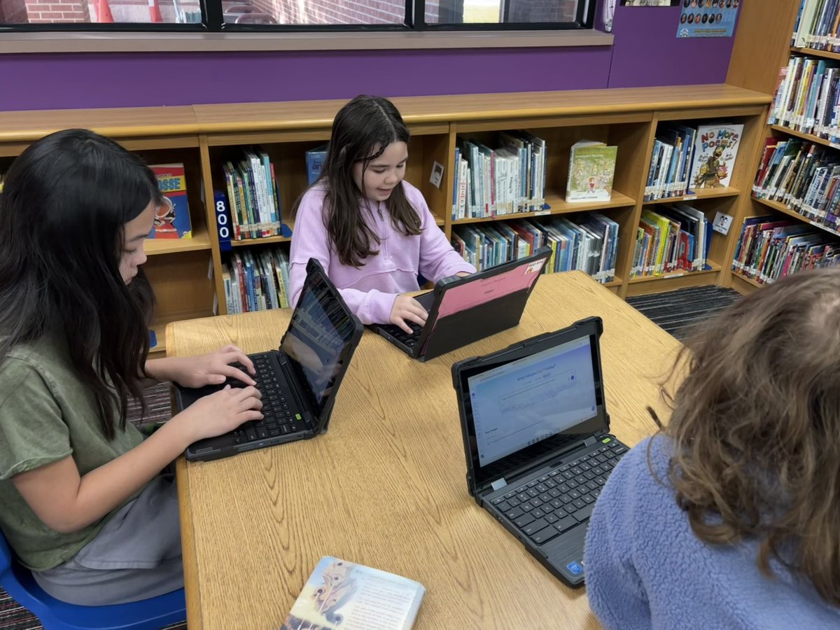 WallarooLibrary's tweet image. Learning about responsible use/district AI guidelines and creating prompts using descriptive writing to create images in @canva @PISDlibraries @pisdtech @dan_blier