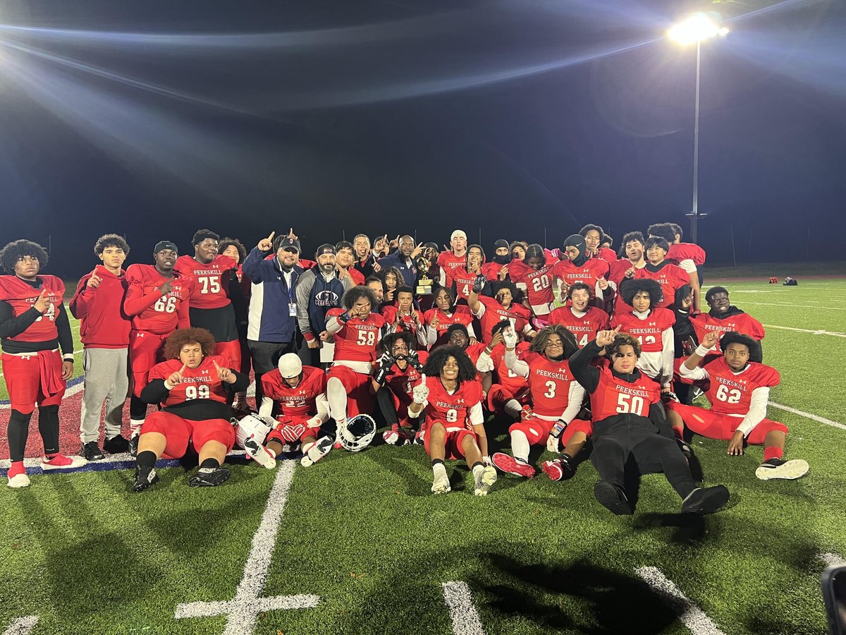 PeekskillCSD's tweet image. ¡Comenzamos la semana con una ENORME felicitación a nuestro equipo de fútbol americano masculino de la escuela secundaria Peekskill, que ganó el Torneo Hudson Valley 2025 este fin de semana! ¡Por favor, tómense un momento para felicitar a los jugadores y entrenadores! #Peekskill