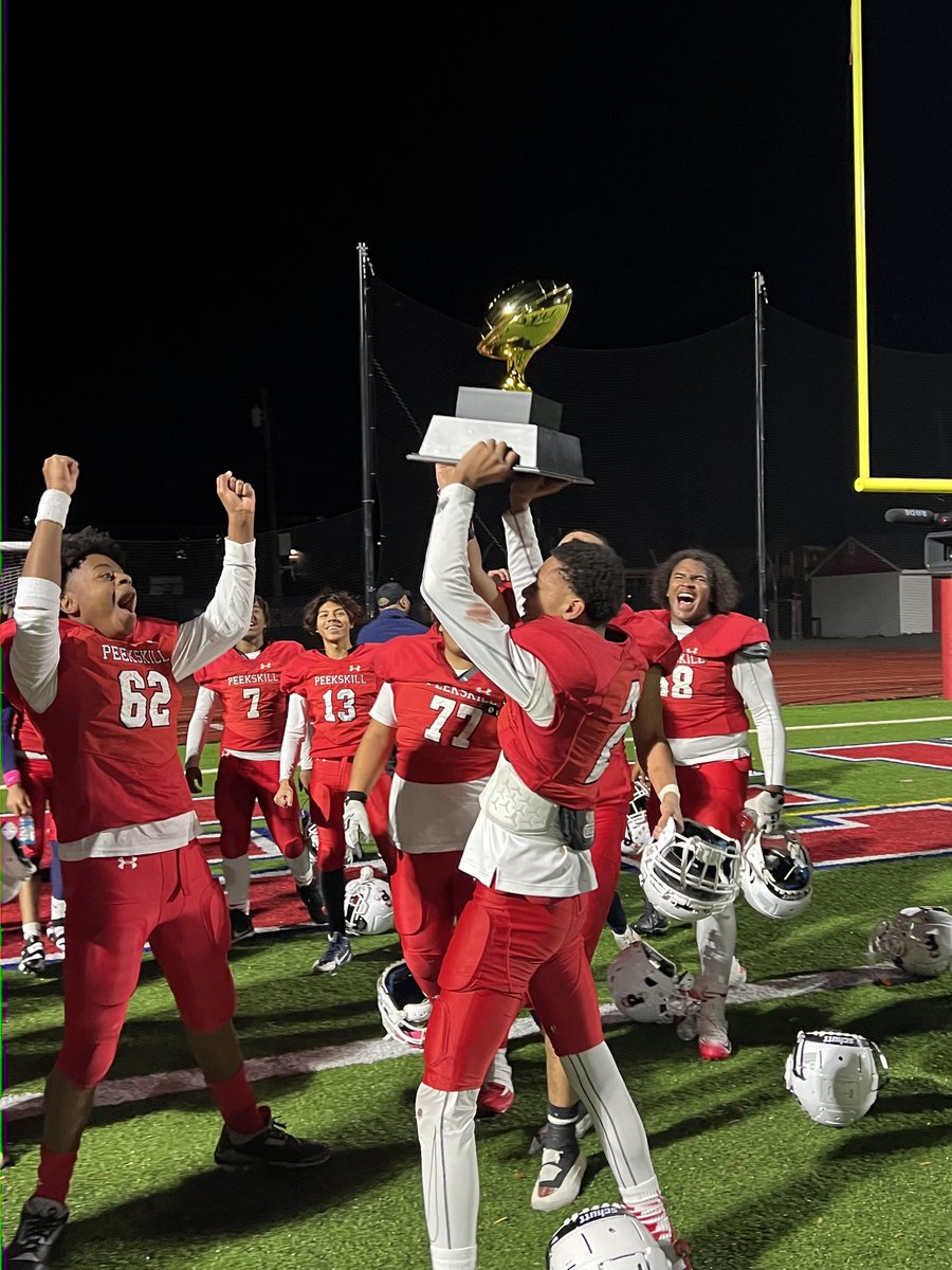 PeekskillCSD's tweet image. ¡Comenzamos la semana con una ENORME felicitación a nuestro equipo de fútbol americano masculino de la escuela secundaria Peekskill, que ganó el Torneo Hudson Valley 2025 este fin de semana! ¡Por favor, tómense un momento para felicitar a los jugadores y entrenadores! #Peekskill
