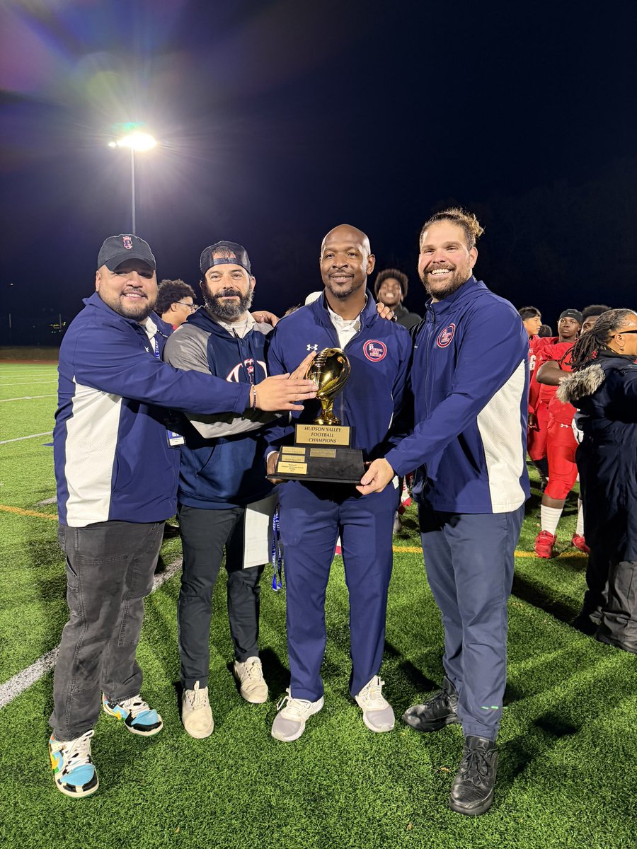 PeekskillCSD's tweet image. ¡Comenzamos la semana con una ENORME felicitación a nuestro equipo de fútbol americano masculino de la escuela secundaria Peekskill, que ganó el Torneo Hudson Valley 2025 este fin de semana! ¡Por favor, tómense un momento para felicitar a los jugadores y entrenadores! #Peekskill