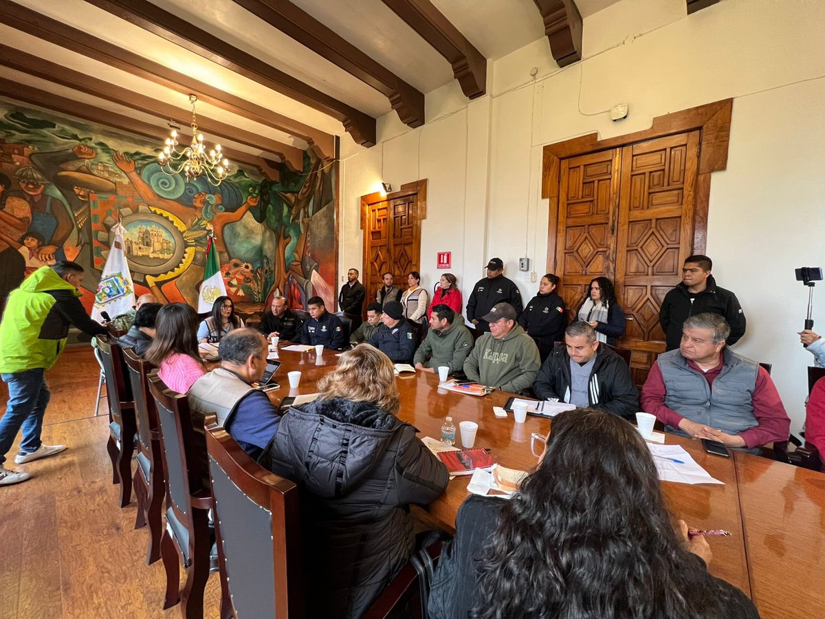 PCGobPue's tweet photo. En conjunto con autoridades de los tres órdenes de gobierno, el @Gob_Puebla, a través de esta Coordinación continúa en la sesión permanente del Consejo Estatal de Protección Civil en Teziutlán, con la participación de la @CNPC_MX.

Hasta el momento no se registran incidentes relacionados con el Frente Frío No. 13. Se reporta un acumulado de 12 mm de lluvia. 

Personal de las regiones de la Sierra Norte y Nororiental realizan recorridos preventivos para identificar posibles derrumbes o afectaciones, sin que se hayan detectado daños.

#PorAmorAPuebla