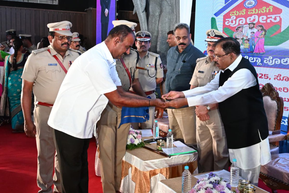 SPTumkur's tweet photo. ಜಿಲ್ಲೆಯಲ್ಲಿನ ಕಳವು ಅಪರಾಧದಲ್ಲಿ ಪತ್ತೆಯಾದ ಕಳವು ಮಾಲನ್ನು ಮಾನ್ಯ @DrParameshwara ಗೃಹ ಸಚಿವರು ಪರಿವೀಕ್ಷಿಸಿ ವಾರಸುದಾರರಿಗೆ ಹಿಂತಿರುಗಿಸಿದರು.
#TumakuruDistrictPolice
#PropertyParade
#Propertyreturns
@venkatashok @DgpKarnataka @IgpRange https://t.co/WT9okaHkik