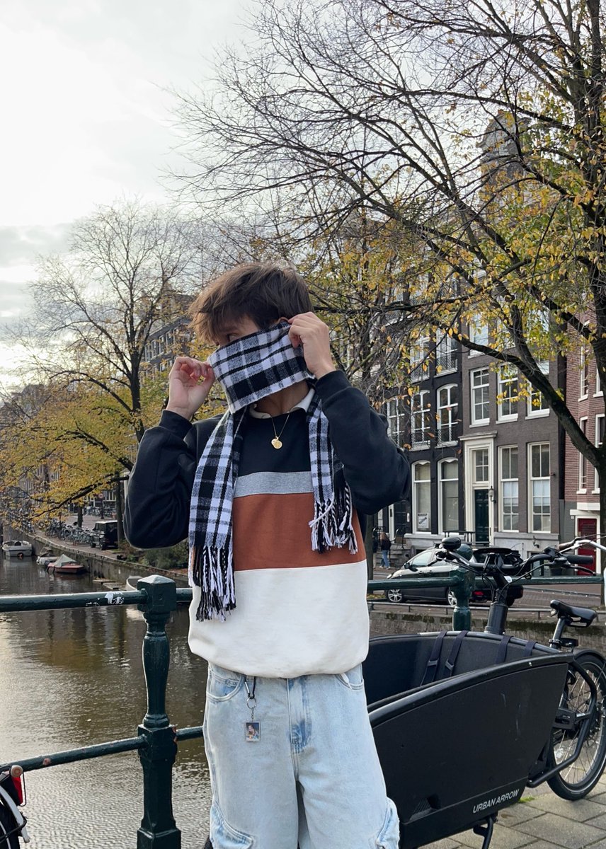 lucascrocs's tweet image. to aqui na terra das putas e da maconha querem algo?