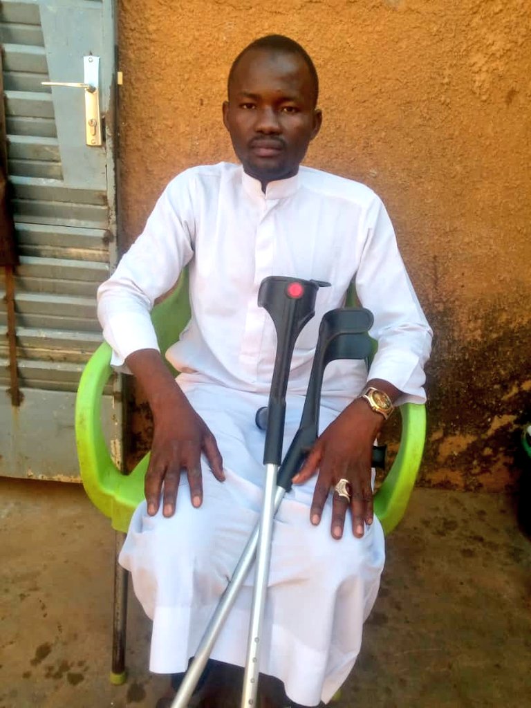 APPEL AUX BONNES VOLONTÉS 🙏🏾
Le monsieur sur la photo se nomme ISSA MAHAMADOU, il souffre d'une grave maladie des Os (appelé ARTHROSE)
Il appelle aux bonnes volontés de lui venir en aide afin de réaliser son opération, estimé à environ 6 MILLIONS de FCFA 🙏🏾

Numéro tél :78023594