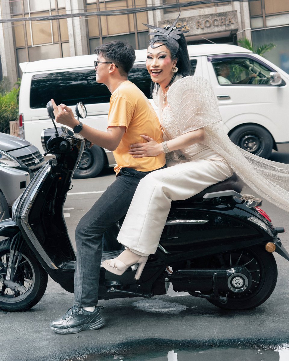 YuhuaOfficial's tweet image. The FIRST ever Transracial Drag Artist: Yuhua Batumbakal-Reyes 🇵🇭❤️.  (1/2)
Outfit: @santiobcena 
Hair: @itsvenusheart 
Makeup: @luxxarry888 
Photos: @ejgeronimo_