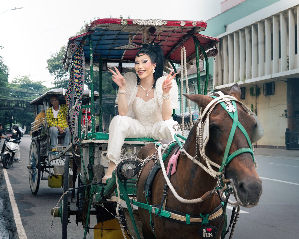 YuhuaOfficial's tweet image. The FIRST ever Transracial Drag Artist: Yuhua Batumbakal-Reyes 🇵🇭❤️.  (1/2)
Outfit: @santiobcena 
Hair: @itsvenusheart 
Makeup: @luxxarry888 
Photos: @ejgeronimo_