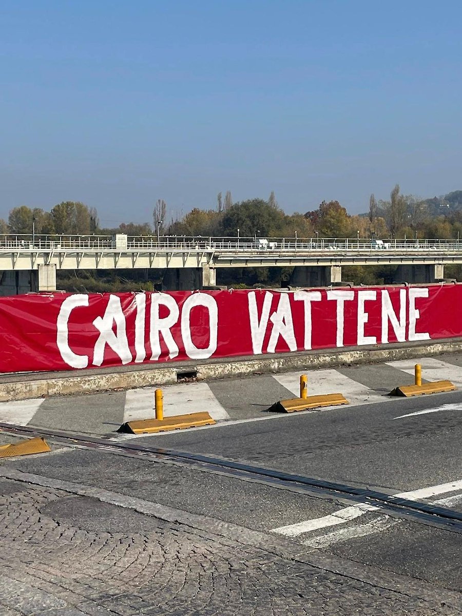Intanto, dal ponte di S.Mauro...🎵🎶 Urbano Cairo devi vendere, Vattene...Vattene!!!🎶🎵