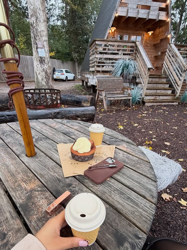 ElenaKK8802's tweet image. njoying a hot cup of coffee and a delicious pastry in this peaceful woodland, warming up this autumn morning 🍂🌿 Everything here feels so cozy and relaxing, the perfect way to spend the weekend ☕🍰

#autumnvibes
#coffeeandpastries
#natureviews
#weekendrelaxation
#cabinretreat