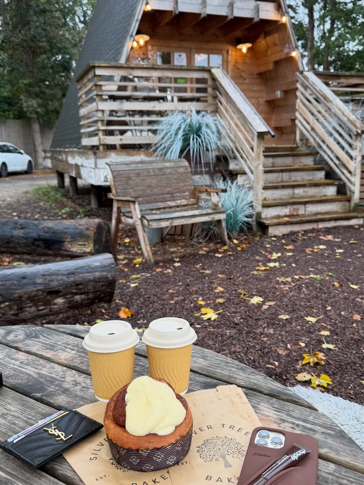 ElenaKK8802's tweet image. njoying a hot cup of coffee and a delicious pastry in this peaceful woodland, warming up this autumn morning 🍂🌿 Everything here feels so cozy and relaxing, the perfect way to spend the weekend ☕🍰

#autumnvibes
#coffeeandpastries
#natureviews
#weekendrelaxation
#cabinretreat