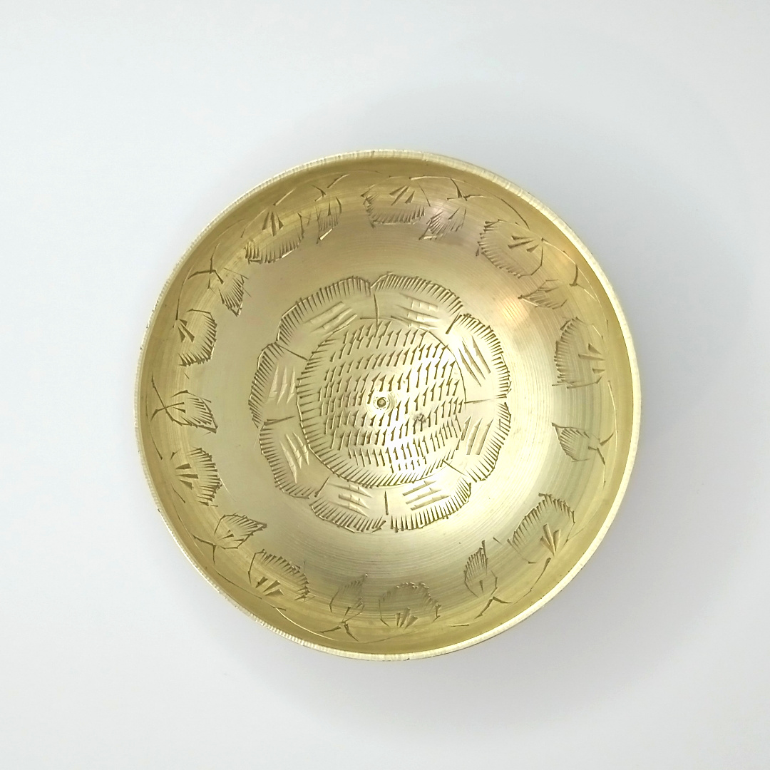tiendarandomcl's tweet photo. Cuenco de pedestal de bronce indio, grabado a mano mediante la técnica de golpear con martillo distintos cinceles que van dibujando en el metal. Es de fines del siglo XX. Medidas: diámetro 11 cm / altura 5 cm.
https://t.co/dcN8uw6KQ0 https://t.co/IKBBvrkSV0