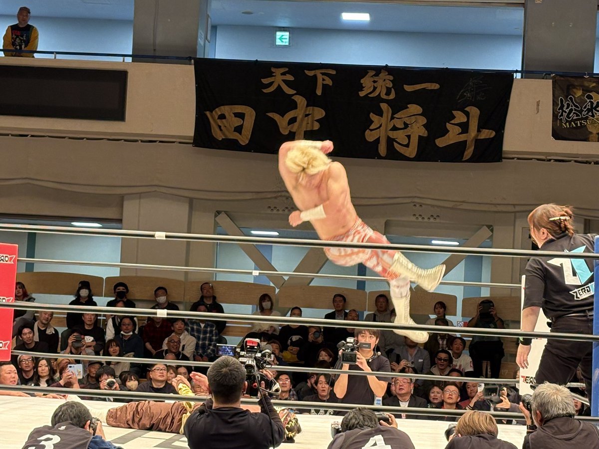 pwnotsudoi's tweet image. この試合を見たことは死ぬまで忘れないな。それは脳裏に焼きつくシーンが多かったから。清宮選手のダイナミックな技がひたすら凄かったし、ハヤブサ選手の完璧な技のクオリティも異常ですね。相性が良くて、これから何回も見たくなる最高の組み合わせ。天才同士の良きライバルに！

 #pwzero1