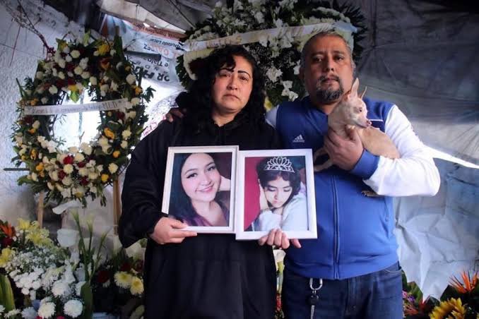 Hoy se cumplen 3 años de la muerte de Sofi y Esmeralda, dos chicas que iban a ver a <a href="/zoetheband/">ZOÉ</a> y cayeron en una coladera. 

Nadie fue inhabilitado por esta negligencia. 

El padre biológico, quien las había visto poco, recibió la reparación del daño. 

NO OLVIDEMOS SUS NOMBRES.