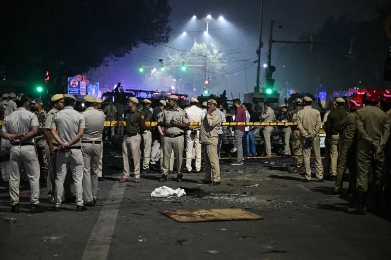 anishsingh21's tweet photo. What we know so far about #RedFort blast

— 9 dead, 24 injured 

— blast in a slow-moving car near Chandni Chowk Metro station - Gate Number 1 of Red Fort in Delhi 

— blast happened at 6:52pm, fire brought under control at 7:30 

— 8 vehicles caught fire after blast

— All agencies like FSL, NIA are the spot 

— Delhi, Mumbai and UP on high alert

#LalQila #DelhiNews