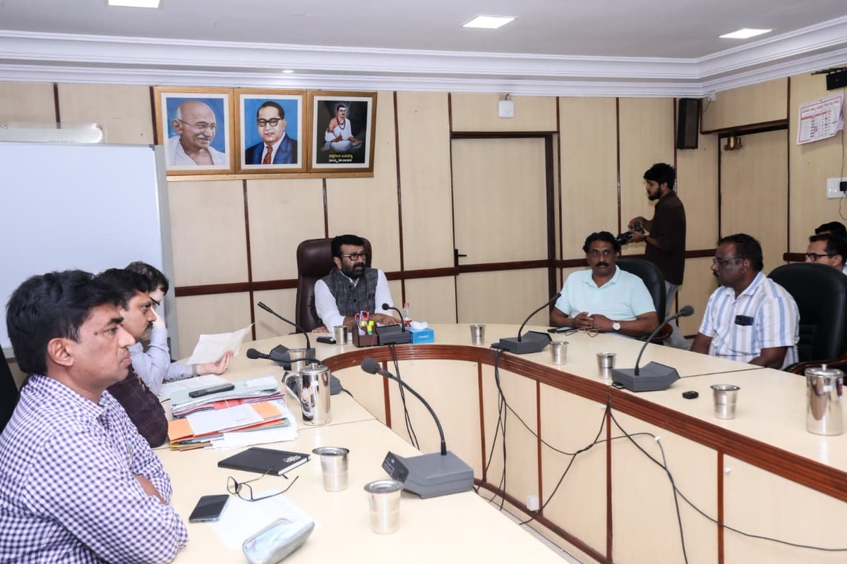 BDAOfficialGok's tweet image. ಬಿಡಿಎ ಇತಿಹಾಸದಲ್ಲೇ ಐತಿಹಾಸಿಕ ನಿರ್ಣಯ!

ಬಿಡಿಎ ಮುಖ್ಯ ಕಚೇರಿಯಲ್ಲಿ ಅಧ್ಯಕ್ಷರಾದ ಶ್ರೀ ಎನ್.ಎ. ಹ್ಯಾರಿಸ್ ಅವರ ನೇತೃತ್ವದಲ್ಲಿ ನಡೆದ ಗಣಕೀಕೃತ ನಿವೇಶನ ಹಂಚಿಕೆ ಸಭೆಯಲ್ಲಿ (Allotment of alternate sites through randomization) ಅರ್ಕಾವತಿ ಬಡಾವಣೆಯಲ್ಲಿ ವಿವಿಧ ಕಾರಣಗಳಿಂದ ನಿವೇಶನ ಲಭ್ಯವಿಲ್ಲದೆ ಸಮಸ್ಯೆ ಎದುರಿಸುತ್ತಿದ್ದ 755…