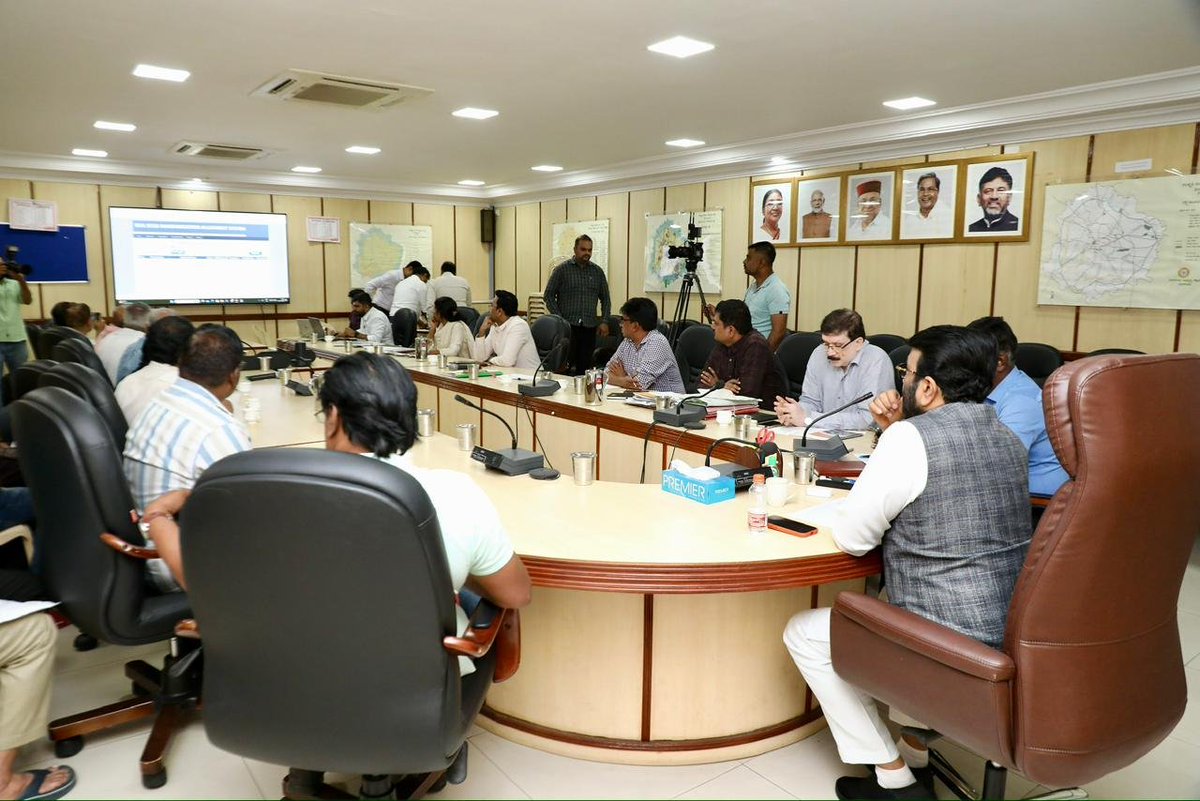 BDAOfficialGok's tweet image. ಬಿಡಿಎ ಇತಿಹಾಸದಲ್ಲೇ ಐತಿಹಾಸಿಕ ನಿರ್ಣಯ!

ಬಿಡಿಎ ಮುಖ್ಯ ಕಚೇರಿಯಲ್ಲಿ ಅಧ್ಯಕ್ಷರಾದ ಶ್ರೀ ಎನ್.ಎ. ಹ್ಯಾರಿಸ್ ಅವರ ನೇತೃತ್ವದಲ್ಲಿ ನಡೆದ ಗಣಕೀಕೃತ ನಿವೇಶನ ಹಂಚಿಕೆ ಸಭೆಯಲ್ಲಿ (Allotment of alternate sites through randomization) ಅರ್ಕಾವತಿ ಬಡಾವಣೆಯಲ್ಲಿ ವಿವಿಧ ಕಾರಣಗಳಿಂದ ನಿವೇಶನ ಲಭ್ಯವಿಲ್ಲದೆ ಸಮಸ್ಯೆ ಎದುರಿಸುತ್ತಿದ್ದ 755…