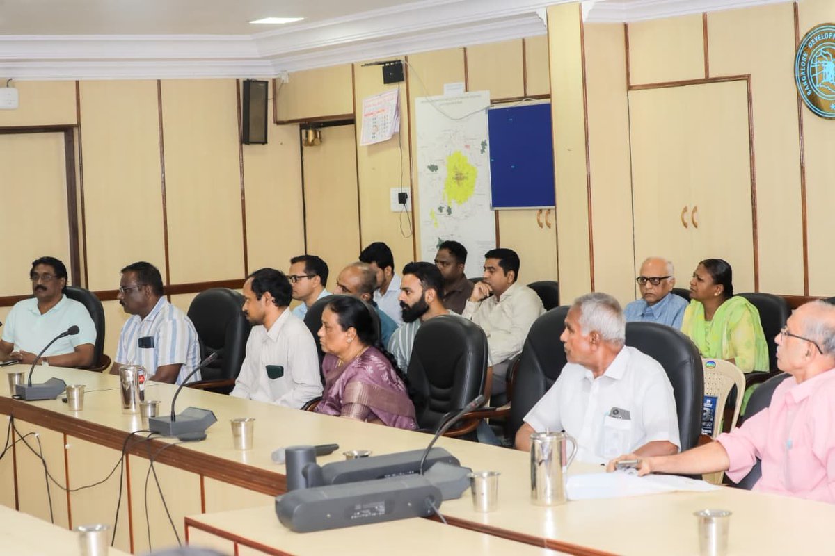 BDAOfficialGok's tweet image. ಬಿಡಿಎ ಇತಿಹಾಸದಲ್ಲೇ ಐತಿಹಾಸಿಕ ನಿರ್ಣಯ!

ಬಿಡಿಎ ಮುಖ್ಯ ಕಚೇರಿಯಲ್ಲಿ ಅಧ್ಯಕ್ಷರಾದ ಶ್ರೀ ಎನ್.ಎ. ಹ್ಯಾರಿಸ್ ಅವರ ನೇತೃತ್ವದಲ್ಲಿ ನಡೆದ ಗಣಕೀಕೃತ ನಿವೇಶನ ಹಂಚಿಕೆ ಸಭೆಯಲ್ಲಿ (Allotment of alternate sites through randomization) ಅರ್ಕಾವತಿ ಬಡಾವಣೆಯಲ್ಲಿ ವಿವಿಧ ಕಾರಣಗಳಿಂದ ನಿವೇಶನ ಲಭ್ಯವಿಲ್ಲದೆ ಸಮಸ್ಯೆ ಎದುರಿಸುತ್ತಿದ್ದ 755…