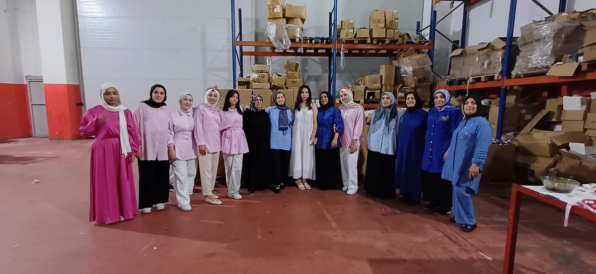 Bu fotoğrafın bir hikayesi var. 
Yoksullukla çevrili yaşamları içerisinde birlikte eğlendikleri nadir günlerden biriydi belki de.