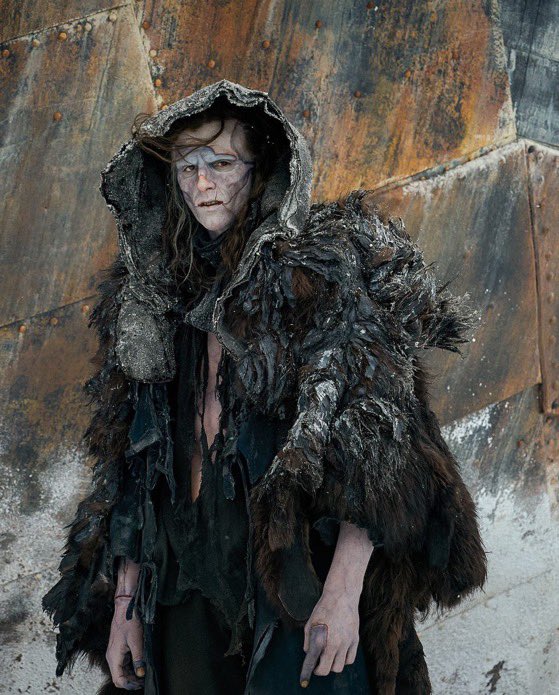 toreap's tweet image. I loved all the diagetic halos found on most characters, from the bonnets, hoods, or literal halos