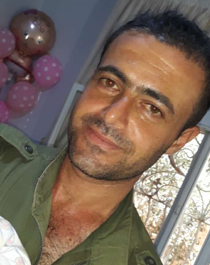 خُطف في تموز أمام أعين والدته

منذ 14 تموز، يعيش ذوو عبد الكريم ماجد بهاء الدين الشعراني من بلدة الدور في ريف السويداء على أملٍ معلّق بين السجون والأخبار المتضاربة.

تروي شقيقته في حديثها للسويداء 24 تفاصيل الساعات الأخيرة قبل خطفه "بوقتها، بلحظة الاجتياح، كان عم يحاول يطلع أمي