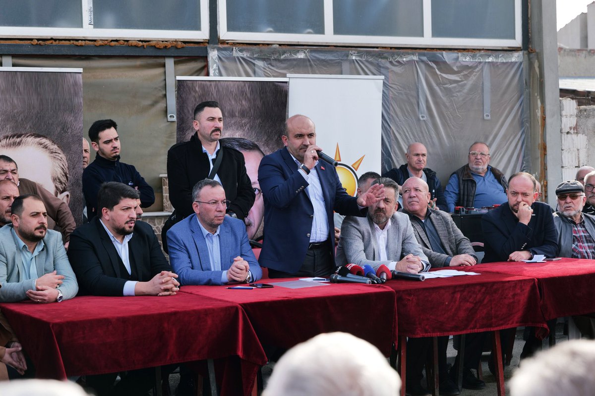 Yeşiltepe’ye gitmişler… ama akıl yine yanlış yerde!

AK Parti İl Başkanı Gürhan Albayrak, yanında imar sihirbazı Ahmet Sivri’yle birlikte Yeşiltepe’deydi.

Tepebaşı Belediyesi’ni eleştirirken, imar düzenlemeleri konusunda hülleleriyle ün salan Sivri’yi dinlediyse —
yine yanılmış