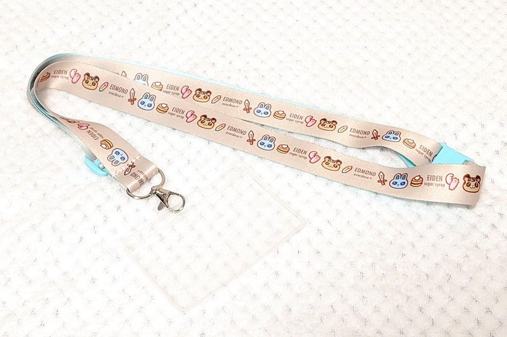 ネックストラップの実物写真です！片面印刷で裏は水色です✨名刺サイズのケース付です😊