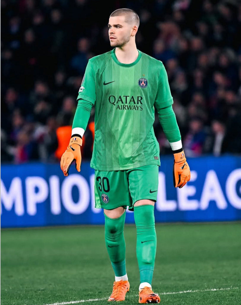 Pressafrik's tweet image. 🚨 La direction du PSG a échangé avec Lucas Chevalier après son like sur un post lié au FN.

Le gardien, surpris par l’ampleur de la polémique, aurait donné ses explications aux dirigeants parisiens.

#PSG #Chevalier #Ligue1 #Football #ActuFoot #ParisSG