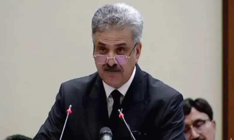 حذر قضاة سابقون وكبار المحامين من أن التعديل الدستوري السابع والعشرين يمثل أكبر إعادة هيكلة جذرية لمحكمة العدل العليا منذ تأسيسها، وطلبوا من رئيس المحكمة العليا يحيى أفريدي عقد اجتماع كامل للمحكمة لمناقشته، وينص التعديل على إنشاء محكمة دستورية اتحادية تمنح قراراتها النفاذ على