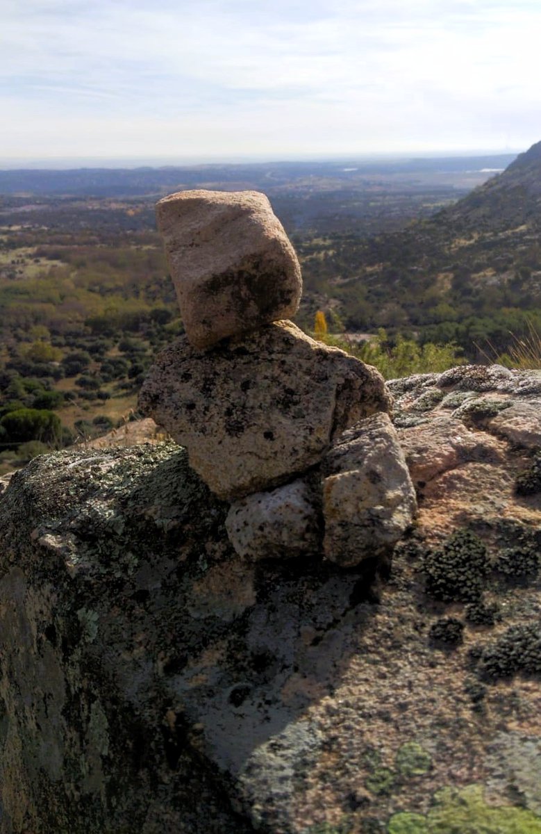 DaniElefantman's tweet photo. Cairn", que es una pila de piedras construida por humanos para marcar senderos #hitos #hacerfotos #paisajes #senderismo https://t.co/pAElXmfPfI