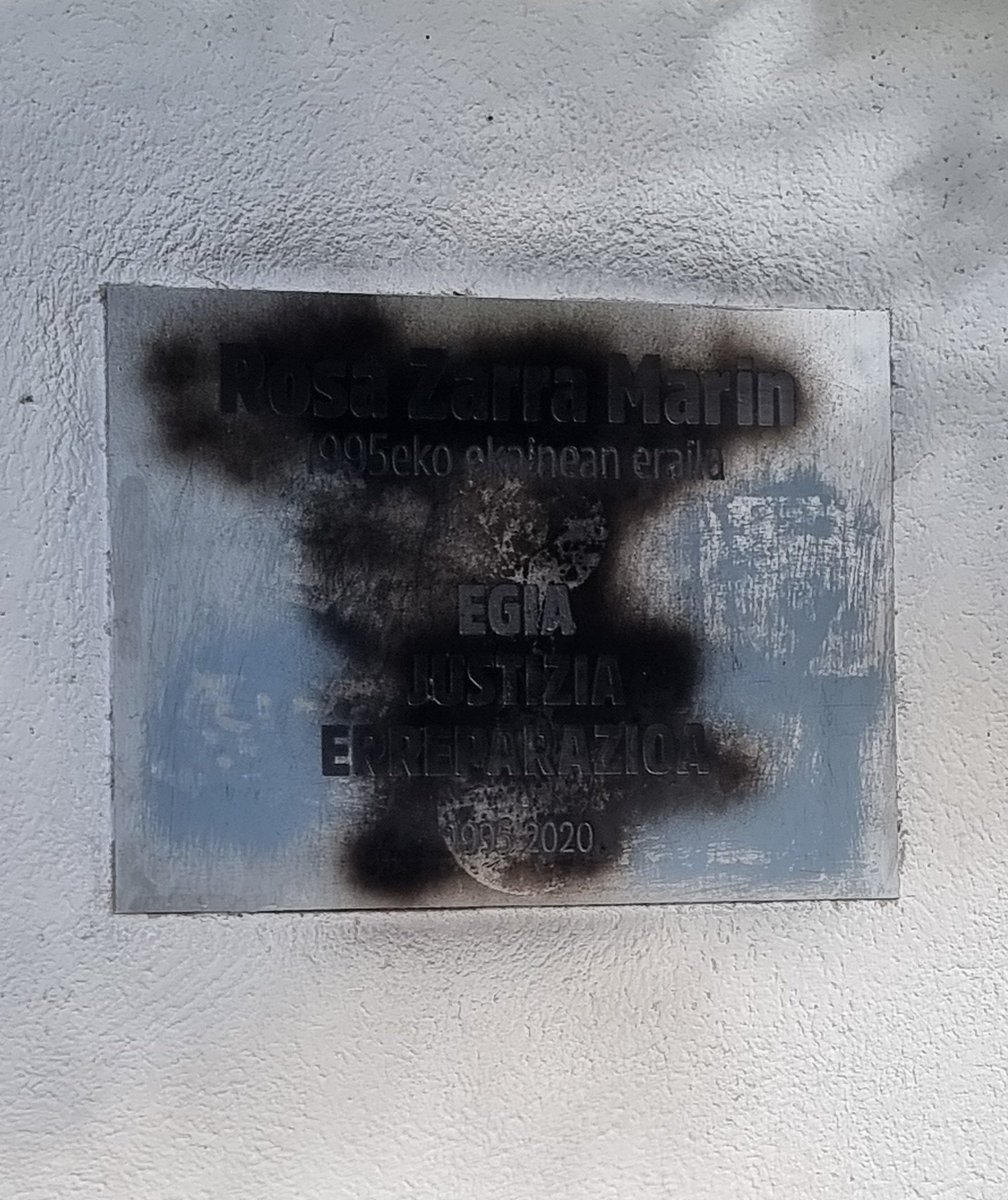 A los dos días de colocarse la placa del ayuntamiento y a escasos 15 metros, ha aparecido pintada la que durante los últimos años ha sido el único recordatorio de lo ocurrido aquel junio de 1995. Casualmente.