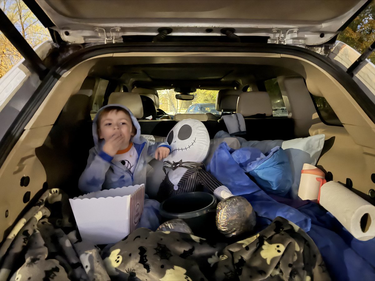 PeterPaulElec's tweet image. We turned our parking lot into a drive-in theater Friday night! 🎬 Popcorn, walking tacos, s’mores, and plenty of smiles made for the perfect evening under the stars. 🌟

Big thanks to everyone who helped make it happen! 🙌 #TeamFun #DriveInMovieNight