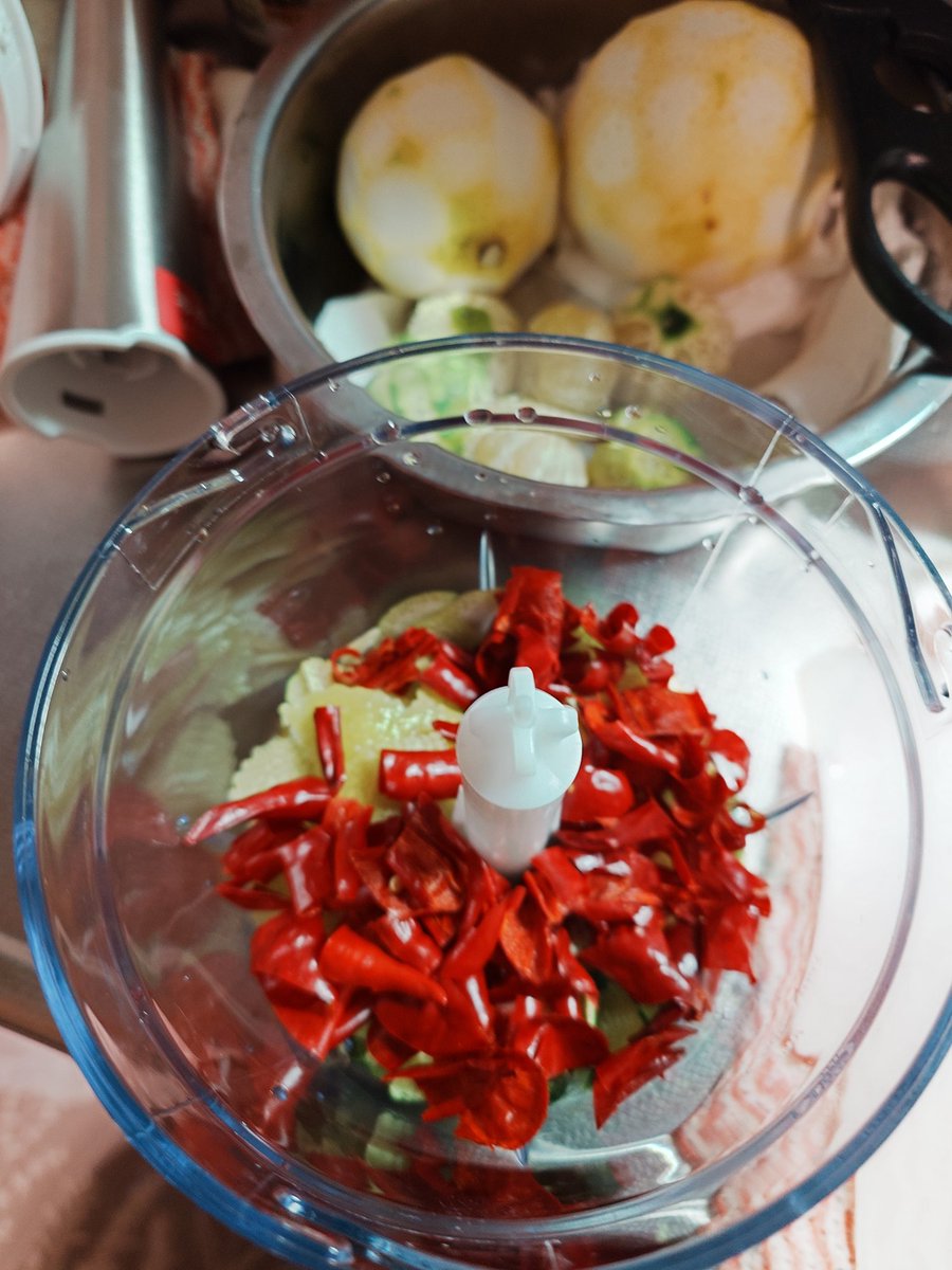 sheepland1's tweet image. かぼすを頂いたので、かぼす胡椒に挑戦‼️
合っているのか分からないけど、こんなものしかできなかった😭
市販の柚子胡椒が小瓶なのが納得
めっちゃ大変だった💦