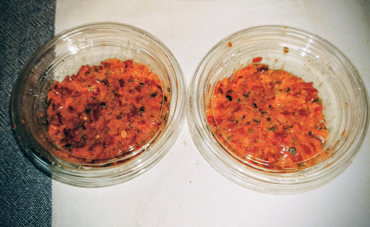 sheepland1's tweet image. かぼすを頂いたので、かぼす胡椒に挑戦‼️
合っているのか分からないけど、こんなものしかできなかった😭
市販の柚子胡椒が小瓶なのが納得
めっちゃ大変だった💦